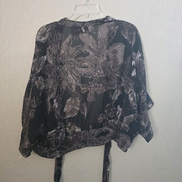 Chico's Black Floral Print Silk Tie Front Sheer Long Sleeve Top Womans Size 1 MD - Picture 2 of 4